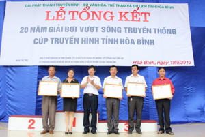 Đồng chí Bùi Văn Cửu, Phó Chủ tịch TT UBND tỉnh trao bằng khen của UBND tỉnh cho các tập thể có thành tích xuất sắc trong 20 năm tổ chức và tham dự giải. 
