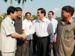 Chủ tịch nước Trương Tấn Sang gặp gỡ đại diện các doanh nghiệp của tỉnh. (Ảnh: Nguyễn Khang/TTXVN)