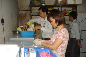 Đoàn kiểm tra liên ngành của thành phố kiểm tra đột xuất tại Nhà hàng Tuyết Sơn.