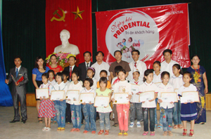 Lãnh đạo Công ty bảo hiểm nhân thọ Prudential Việt Nam, Báo Hoà Bình, UBND huyện Lương Sơn  trao học bổng cho 20 học sinh nghèo hiếu học.