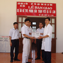 Lãnh đạo LĐLĐ tỉnh bàn giao Dự án hỗ trợ phòng sinh sản trạm y tế xã Vũ Lâm, huyện Lạc Sơn.