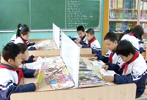 Ngoài giờ lên lớp, các em học sinh trường THCS Sông Đà thường xuyên đến thư viện của nhà trường tìm hiểu hình ảnh, bài viết về Bác Hồ để học tập, làm theo.