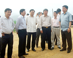Bộ trưởng GT-VT Đinh La Thăng và đồng chí Trần Đăng Ninh, Phó Chủ tịch UBND tỉnh kiểm tra tiến độ thi công đường cao tốc Hòa Lạc - TPHB.