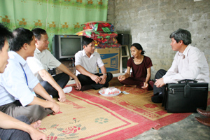 Đồng chí Trần Đăng Ninh, Phó Chủ tịch UBND tỉnh thăm hỏi, động viên hộ gia đình anh Đinh Văn Nguyên, xóm Rại, xã Hữu Lợi được hỗ trợ làm nhà ở.