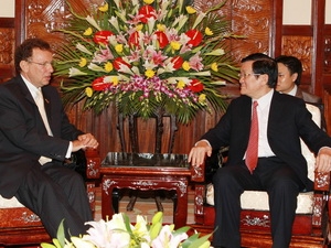 Chủ tịch nước Trương Tấn Sang tiếp Đại sứ Hunggari tại Việt Nam Vizi Laszlo đến chào từ biệt. (Ảnh: Nguyễn Khang/TTXVN)