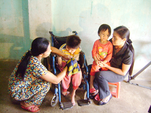 Đại diện Sở LĐ-TB&XH đến thăm và tặng quà cho trẻ em khuyết tật tại xã Mãn Đức (Tân Lạc).