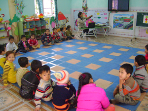 Trẻ em trường Mầm non Hoa Phượng được học tại phòng học kiên cố đảm bảo về trang thiết bị, đầy đủ về đồ dùng, đồ chơi.