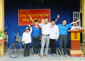 Đoàn tình nguyện trao tặng xe đạp cho 2 HS có hoàn cảnh đặc biệt khó khăn.