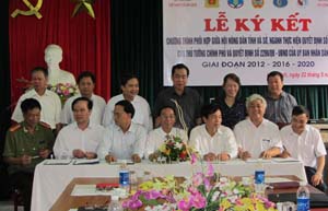 Đồng chí Nguyễn Văn Quang, Phó Bí thư TT tỉnh ủy, Chủ tịch HĐND tỉnh chứng kiến lễ ký kết chương trình phối hợp giữa Hội nông dân và các sở, ngành của tỉnh.