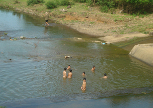 Thiếu sân chơi, mùa hè trẻ em nông thôn thường rủ nhau đi tắm suối dễ xảy ra đuối nước, cảm nắng (ảnh chụp tại Cầu Đầm Rừng xã Vĩnh Tiến - Kim Bôi).