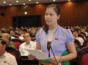Đại biểu Bạch Thị Hương Thủy phát biểu tại kỳ họp.