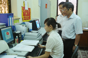 Bí thư Thành ủy Hòa Bình Trần Văn Hoàn kiểm tra việc cập nhật thông tin cán bộ, đảng viên của Ban Tổ chức Thành ủy.