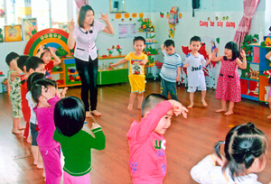 Giáo viên hướng dẫn các cháu nhỏ múa hát.