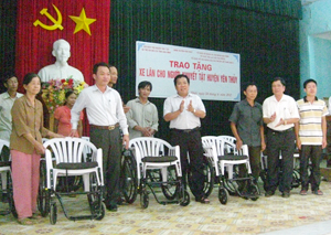 Lãnh đạo sở LĐ–TB&XH, Hội Bảo trợ NTT&TMC tỉnh và UBND huyện Yên Thủy trao xe lăn cho NTT trên địa bàn.