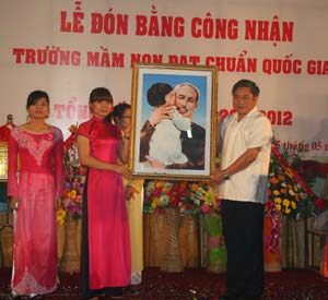 Đồng chí Hoàng Việt Cường, Bí thư Tỉnh ủy tặng bức ảnh chân dung Bác Hồ với các cháu nhỏ cho tập thể Trường mầm non tư thục Sao Mai.
