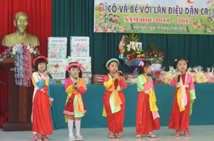 Các cháu trường mầm non Unicef trong Hội thi cô và bé với làn điệu dân ca năm học 2011- 2012.