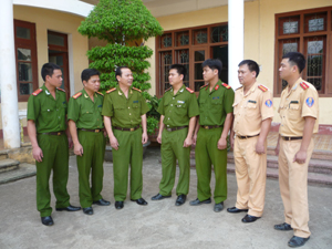 Lãnh đạo CA huyện Lạc Sơn trao đổi phương án tăng cường đảm bảo ANTT trên địa bàn huyện trong quý II/2012.