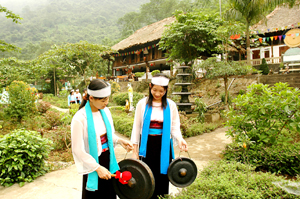 Khu du lịch Cửu thác Tú Sơn (Kim Bôi) thu hút đông đảo khách du lịch trong và ngoài tỉnh đến tham quan, nghỉ dưỡng. (ảnh Hồng Trung).