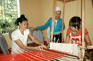 Xã Thung Nai (Cao Phong) khôi phục và phát triển nghề dệt thổ cẩm truyền thống, tạo việc làm và thu nhập ổn định cho nhân dân. (ảnh H.T).