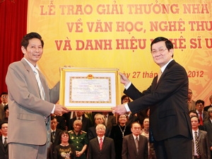 Chủ tịch nước Trương Tấn Sang trao Bằng chứng nhận Giải thưởng Nhà nước cho nhà báo, nghệ sỹ nhiếp ảnh Chu Chí Thành. (Ảnh: Nguyễn Khang/TTXVN).