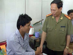 Lãnh đạo Công an tỉnh Quảng Bình thăm hỏi đồng chí Công an xã bị thương trong chống “cát tặc” đêm 18/5. 
