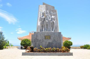 Tượng đài Ðội hải binh Hoàng Sa kiêm quản Bắc Hải trên đảo Lý Sơn.