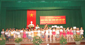 Đại diện Hội khuyến học phường Phương Lâm trao phần thưởng cho các cháu đạt danh hiệu cháu ngoan Bác Hồ xuất sắc năm học 2011-2012.