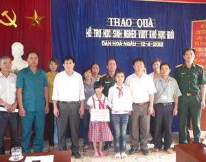 Ban CHQS huyện Kỳ Sơn vận động, phối hợp với các DN trên địa bàn huyện giúp đỡ các cháu học sinh nghèo hiếu học với số tiền hỗ trợ hàng tháng từ 120.000-300.000 đồng/cháu.
