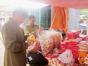 Đơn vị QLTT huyện Cao Phong tăng cường kiểm soát hàng hóa góp phần bình ổn thị trường.