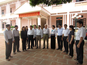 Đoàn công tác BCĐ thực hiện QCDC tỉnh trao đổi kinh nghiệm thực hiện QCDC ở sở với lãnh đạo huyện Lạc Sơn.