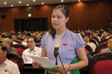 Đại biểu Bạch Thị Hương Thủy, Đoàn đại biểu Quốc hội tỉnh phát biểu ý kiến tại kỳ họp thứ ba, Quốc hội khóa XIII.
