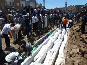 Các nạn nhân trong vụ thảm sát tại Houla đang được chôn cất. Ảnh: Internet