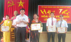 Ban tổ chức trao giải cho các tổ hoà giải có thành tích xuất sắc trong hội thi.