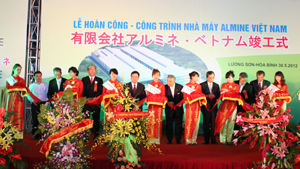 Lãnh đạo tỉnh và các doanh nghiệp tham gia cắt bằng tại lễ hoàn công Nhà máy Almine Việt Nam tại KCN Lương Sơn.
