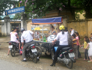 Dịch vụ ăn uống trước cổng trường học không được quản lý là mối nguy hiểm tiềm tàng dẫn đến ngộ độc thực phẩm. (ảnh chụp tại cổng trường THCS Võ Thị Sáu, phường Chăm Mát, TPHB).