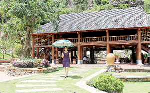 Khu du lịch Resort Cao Vàng do Công ty INT Group đầu tư tại xã Mông Hóa (Kỳ Sơn) là điểm du lịch mới thu hút đông đảo khách trong và ngoài tỉnh đến tham quan, nghỉ dưỡng.