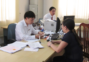 Bộ phận tín dụng Ngân hàng NN&PTNT huyện Cao Phong hướng dẫn hộ sản xuất làm thủ tục hồ sơ cho vay vốn.