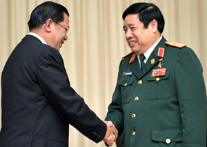 Thủ tướng Campuchia Hunsen (trái) bắt tay Bộ trưởng Bộ Quốc phòng Việt Nam Phùng Quang Thanh tại Hội nghị bộ trưởng quốc phòng ASEAN lần 6 -Ảnh: AFP