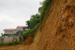 Nhà xây kiên cố dưới đồi đất dựng đứng tại tổ 4, phường Thái Bình.