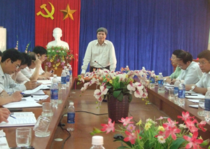 Đồng chí Trần Đăng Ninh, Phó Chủ tịch UBND tỉnh kết luận buổi làm việc với lãnh đạo huyện Lương Sơn.