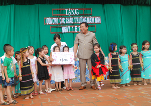 Lãnh đạo Sở LĐTB – Xã hội tỉnh tặng quà cho các cháu thiếu nhi 
Trường mầm non Hoa Hồng, xã Thống Nhất, TPHB.
