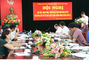 Lãnh đạo Đảng uỷ Khối các cơ quan tỉnh quán triệt Nghị quyết  Trung ương 4 đến đảng viên Văn phòng UBND tỉnh.