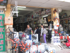 Tấp nập cửa hàng điện máy Lăng Hạnh trên đường Cù Chính Lan.     

