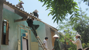 Cộng đồng giúp hộ gặp thiên tai xóm Ban, xã Mãn Đức (Tân Lạc) sửa, lợp lại nhà ở.