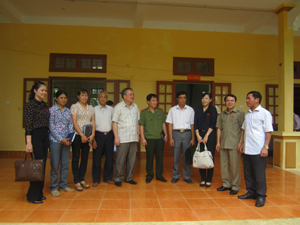 Đoàn ĐBQH gặp gỡ trao đổi với đại biểu cử tri huyện Yên Thủy.