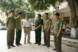 Lãnh đạo Hội CCB huyện Lạc Thủy trao đổi với lãnh đạo Hội CCB một số huyện, thành phố về phong trào hoạt động của Hội và địa phương.