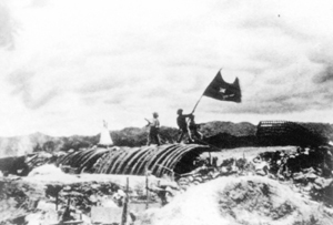 Sau 56 ngày đêm chiến đấu, ngày 7/5/1954, quân ta toàn thắng ở Điện Biên Phủ. Lá cờ quyết chiến quyết thắng của Chủ tịch Hồ Chí Minh tặng các đơn vị tham gia Chiến dịch Điện Biên Phủ tung bay trên nóc hầm chỉ huy của địch. (ảnh: T.L)