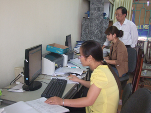 Cán bộ Trung tâm DS-KHHGĐ TPHB thường xuyên cập nhật thông tin, số liệu công tác dân số trên địa bàn.