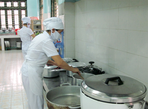 Bếp ăn bán trú trường MN thị trấn Mường Khến (Tân Lạc) đảm bảo điều kiện ATTP chuỗi chế biến.