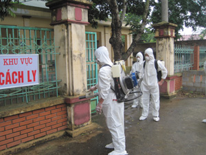 Cán bộ Trung tâm YTDP huyện Lạc Thủy tổ chức phun thuốc khử trùng tại khu vực điều trị bệnh nhân bị cúm A/H1N1 thuộc Bệnh viện đa khoa huyện.